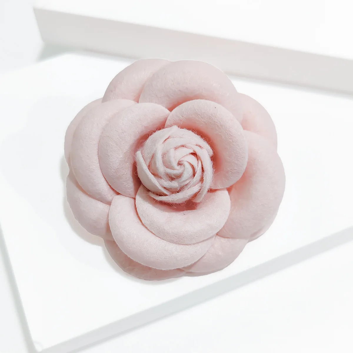 Fabric Camellia Brooch High-en - Hi Tech Accessories recensie en prijs